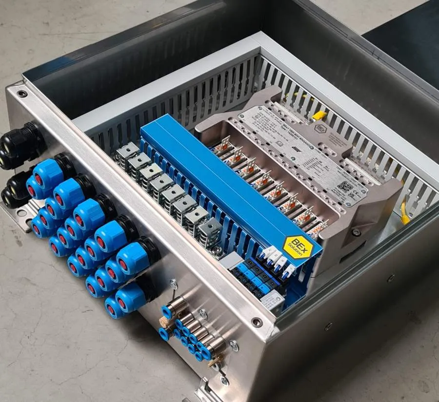 Die BEx1 Remote IO Ventilinsel, geöffnetes Gehäuse mit BEx-Solution-Logo
