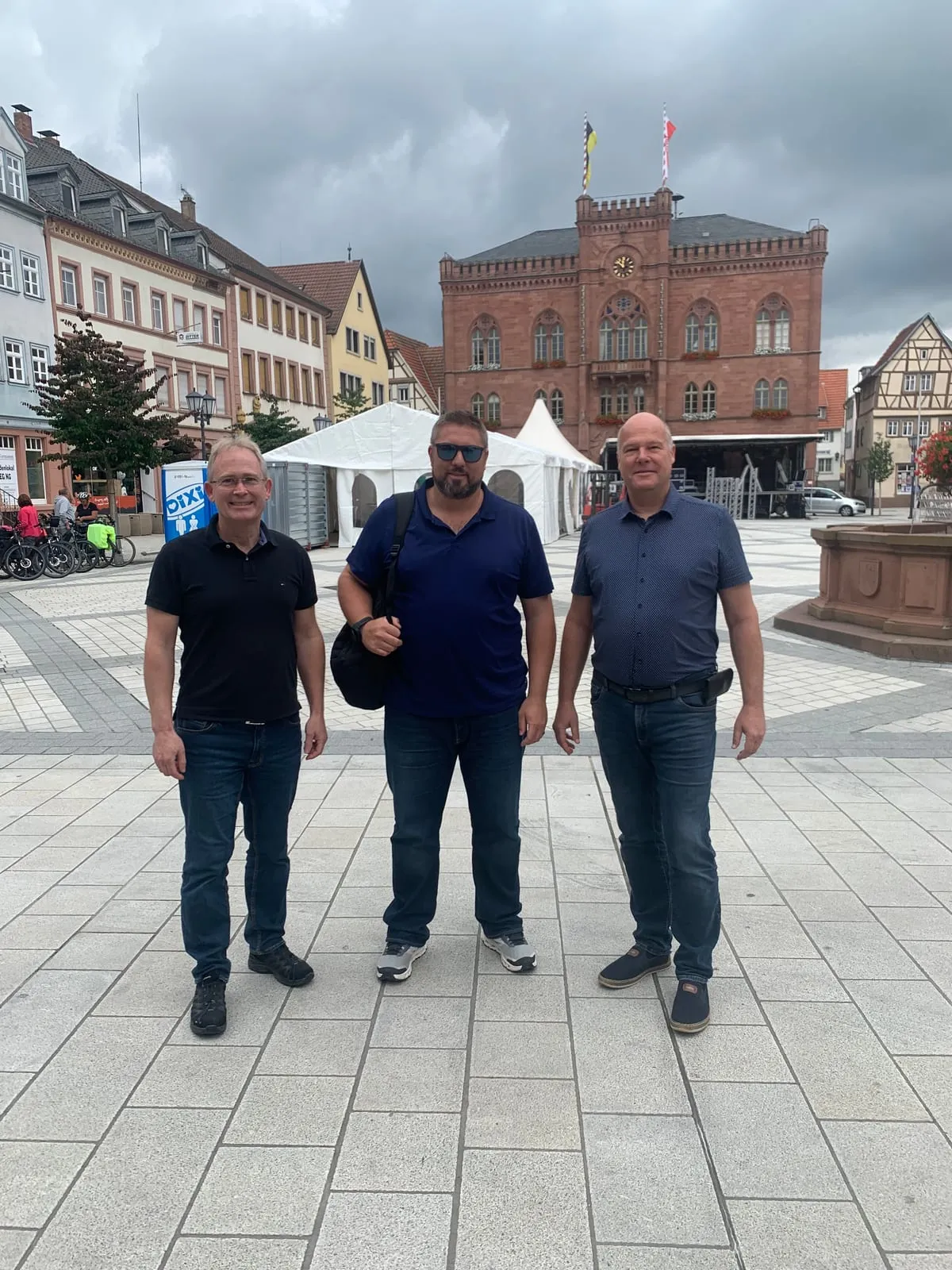 Vertreter von BEx‑Solution und Exloc US auf dem Marktplatz von Tauberbischofsheim