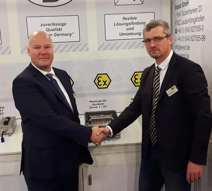 Ralf Bauermeister und Stefan Höger, Handschlag auf der POWTECH 2017