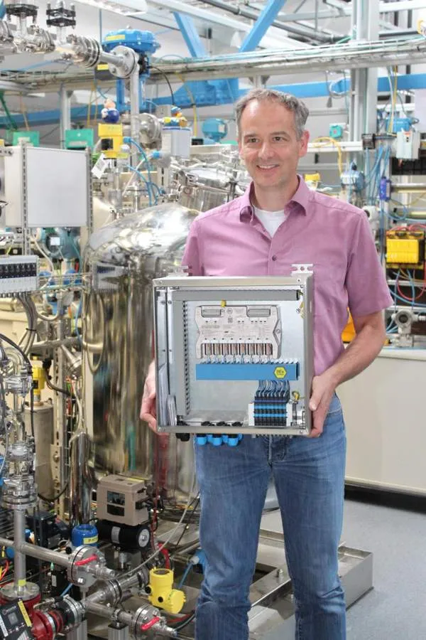 Übergabe der Valve Box an das Bilfinger-Labor