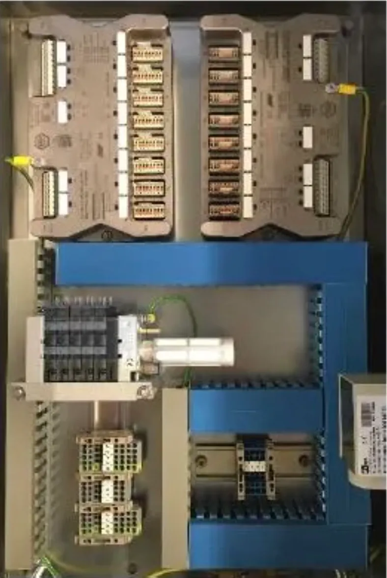 Schaltschrank der YTRON-Anlage mit BEx1 Remote-IO-Modulen