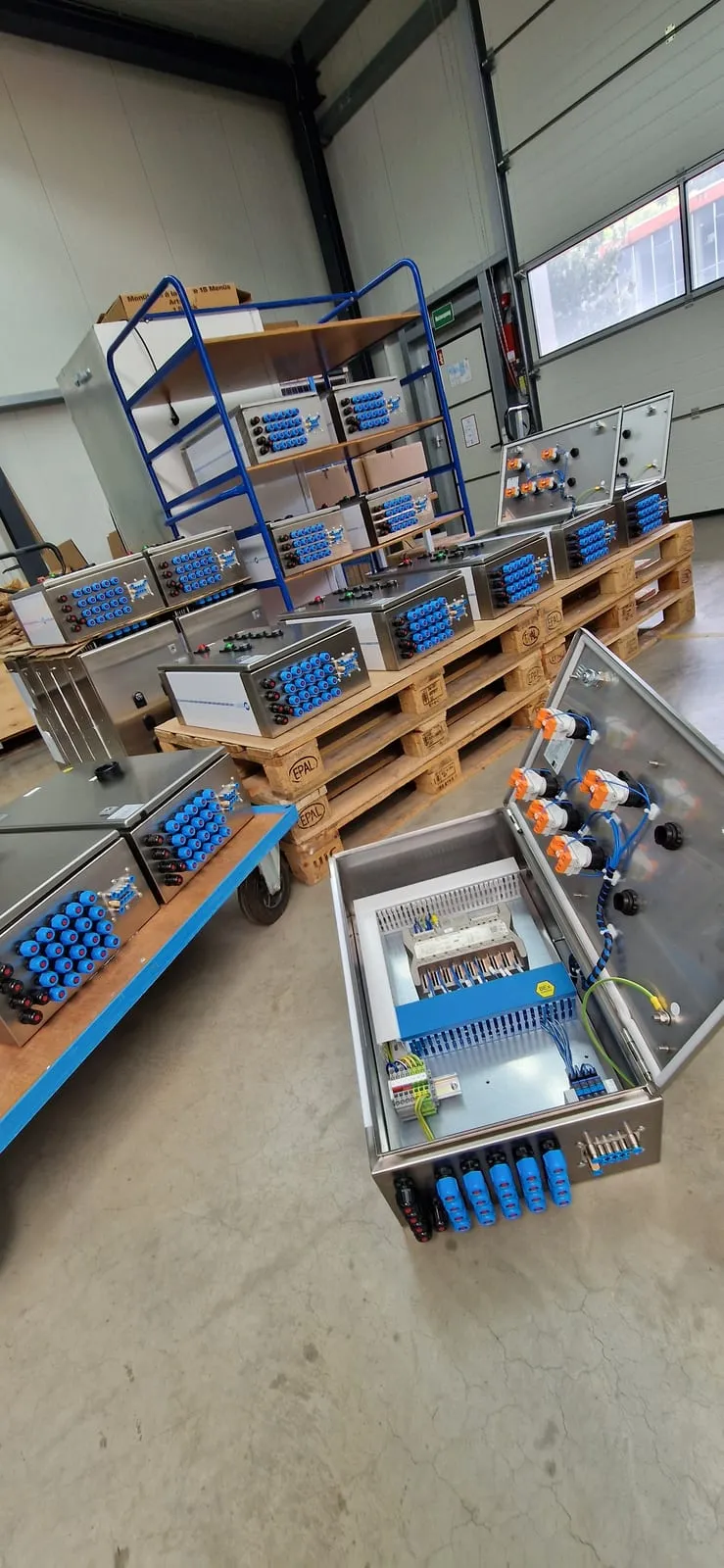 Ventilinsel-Boxen für das Zauner-Projekt in der Produktion
